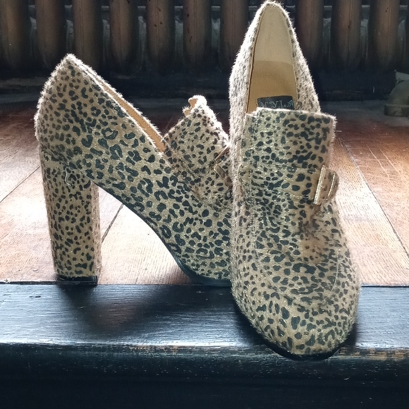 Shoes - Picture 2 of 4